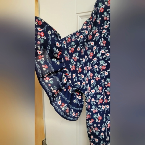 Women's Medium Max Studio Floral Bohemian Lightweight Blouse With Front Tie. - Picture 2 of 8